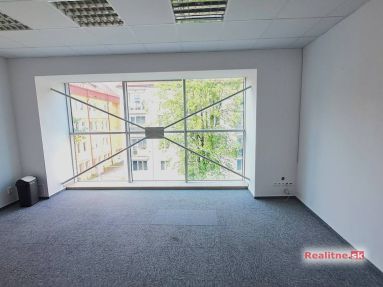 kancelária 29 m2 Na prenájom kancelárske a obchodné priestory 11 - 47 m2 blízko centra Poprad