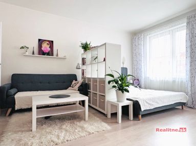 02 Bratislava Petrzalka Vysehradska Konfido ponuka 1 izbovy byt garsonka na predaj pohlad na izbu zariadenu nabytkom