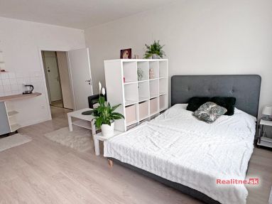 05 Bratislava Petrzalka Vysehradska Konfido ponuka 1 izbovy byt garsonka na predaj pohlad od okna na zariadenu izbu spojenu s kuchynou