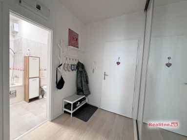 11 Bratislava Petrzalka Vysehradska Konfido ponuka 1 izbovy byt garsonka na predaj pohlad na vstupnu chodbu a vstup do kupelne