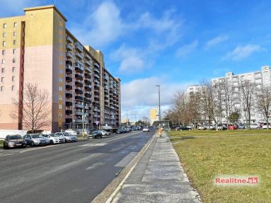 18 Bratislava Petrzalka Vysehradska Konfido ponuka 1 izbovy byt garsonka na predaj pohlad na bytovy dom a zastavku autobusu