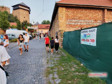 Lukratívny pozemok na predaj - pod Hradom