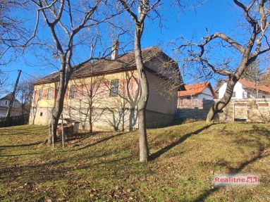 SIREAL MYJAVA - Ponúkame na predaj rodinný dom na polosamote s výhľadom na hrad Branč a Zá