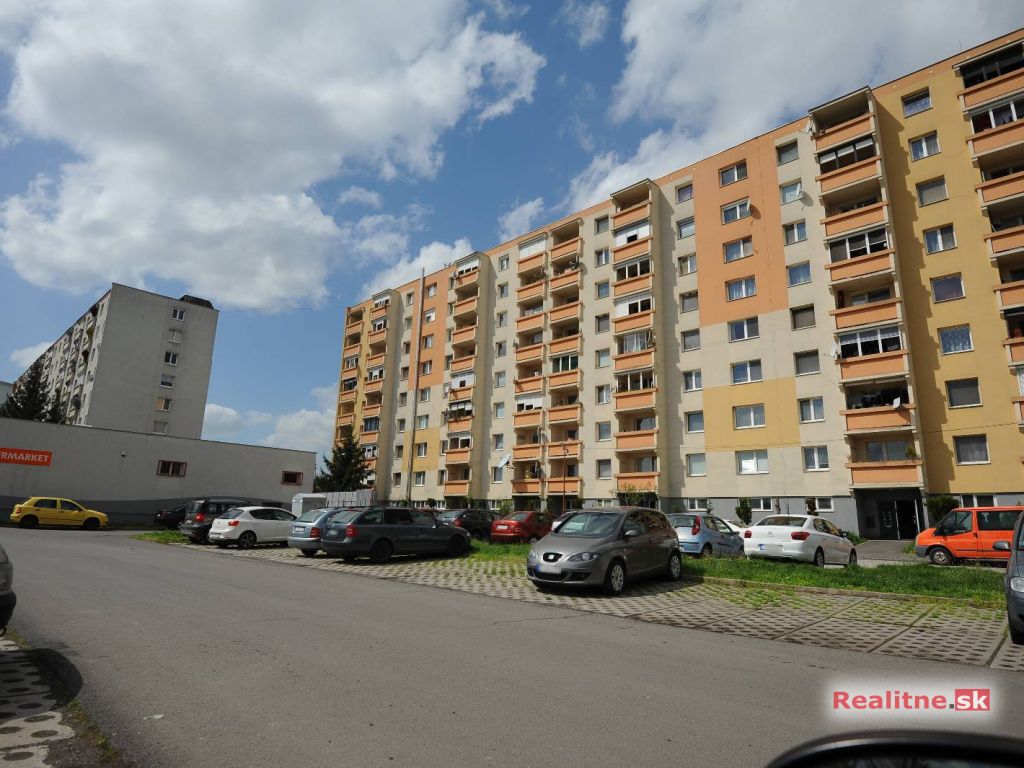 Slnečný nízkonákladový 3 izbový byt s balkónom 