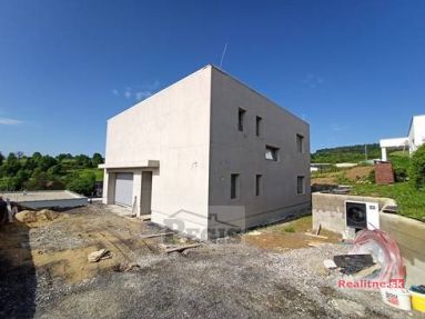 8_J1_pohlad na fasadu od cesty Jun