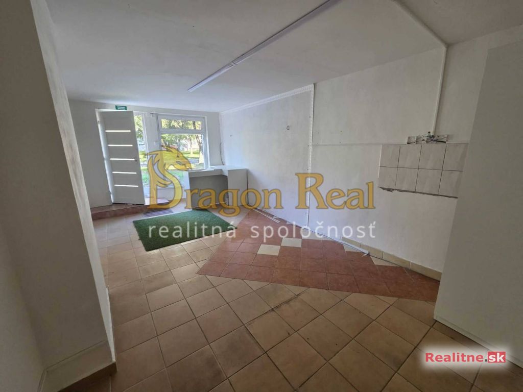 PRENÁJOM – Obchodný priestor o rozlohe 25 m2 – MICHALOVCE