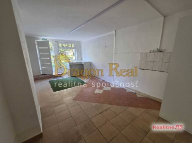 PRENÁJOM – Obchodný priestor o rozlohe 25 m2 – MICHALOVCE