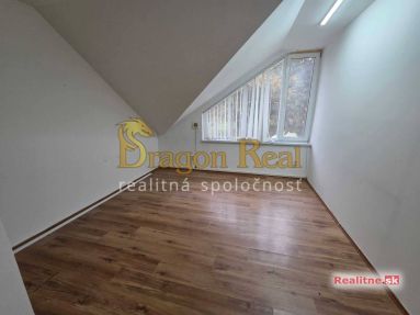 PRENÁJOM – Obchodné priestory o rozlohe 32m2 – MICHALOVCE