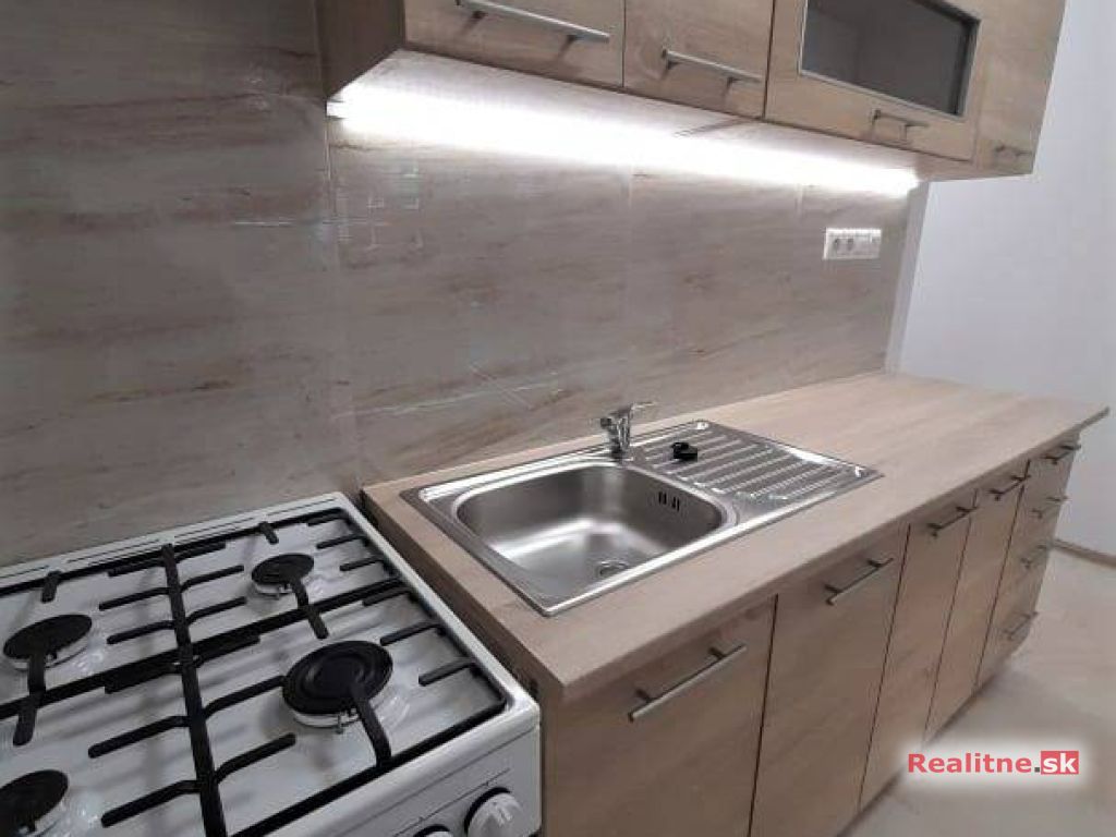 EXKLUZÍVNE - Na prenájom kompletne prerobený 1-izbový byt s dvoma balkónmi v Poprade