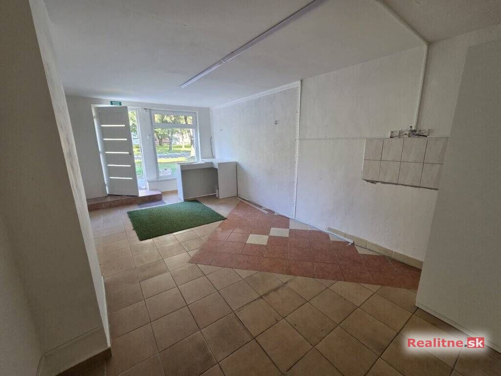 PRENÁJOM – Obchodný priestor o rozlohe 25 m2 – MICHALOVCE