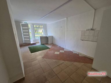 01 PRENÁJOM – Obchodný priestor o rozlohe 25 m2 – MICHALOVCE