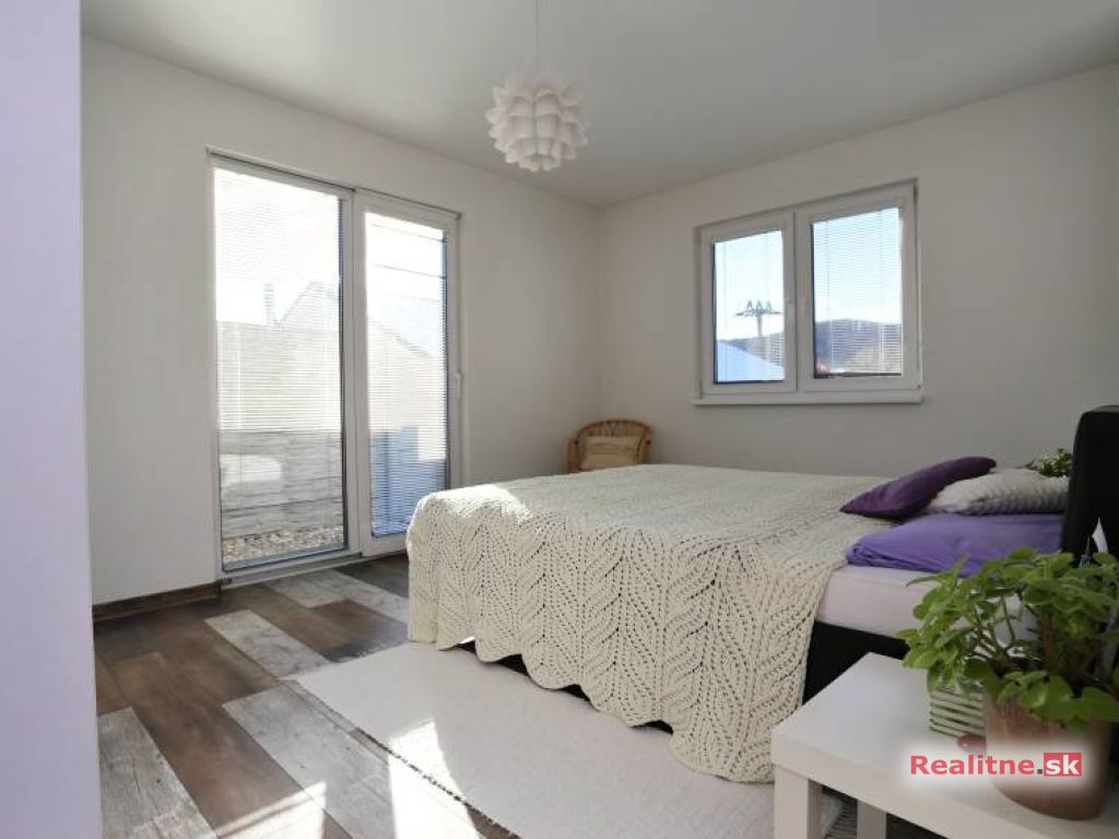 MODERNÁ NOVOSTAVBA - BUNGALOV V MALEBNEJ OBCI TUROVÁ